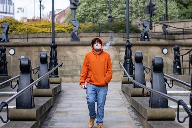 Elektromos Cigi Consumer Guide as Communities Debate Health Risks and Regulators Crack Down on banned e cigarettes